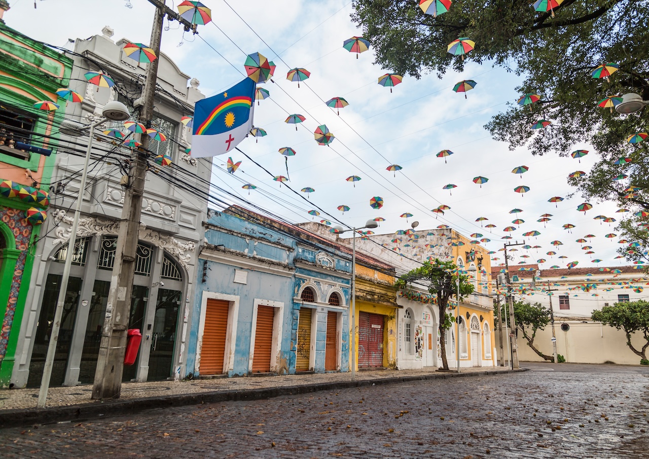 Ruas coloridas de Recife com sombrinhas decorativas