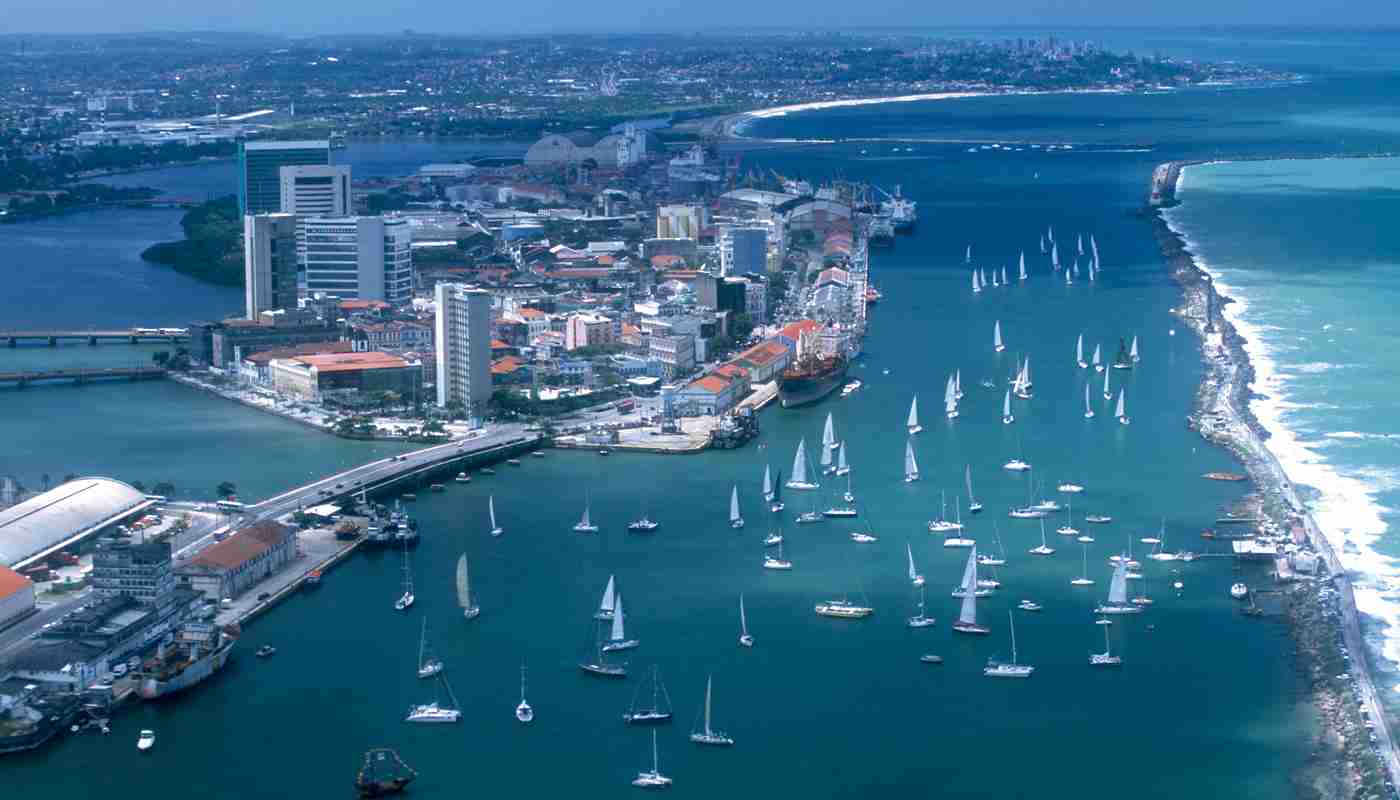 Vista aérea do Recife Antigo e do litoral